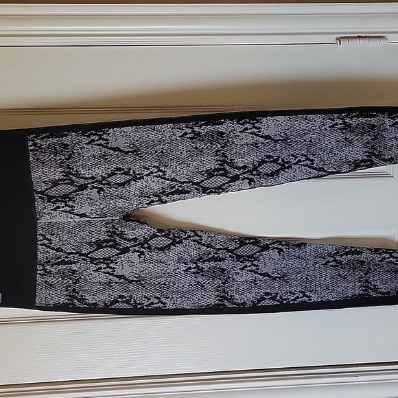 Fabletics Snakeskin Patterned Leggings size small - Picture 4 of 4